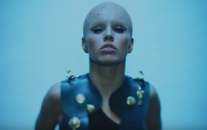 Лысая певица Zivert представила клип Алана Бадоева на песню "Credo"