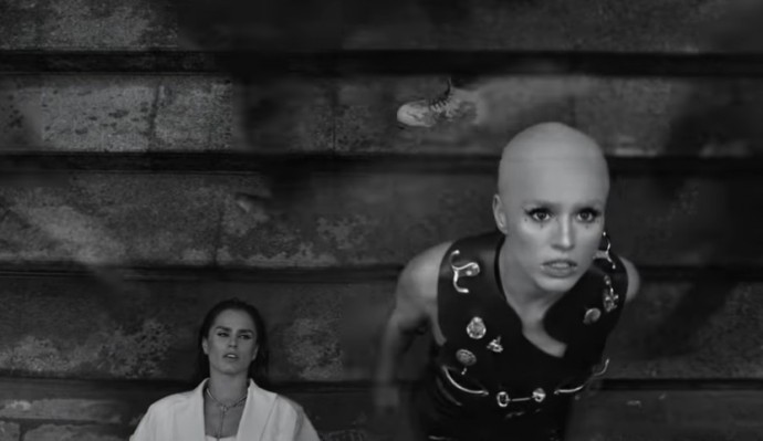 Лысая певица Zivert представила клип Алана Бадоева на песню "Credo"