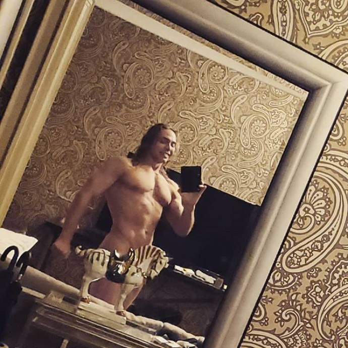 Тарзан (Сергей Глушко) снова выложил в сеть фото без одежды