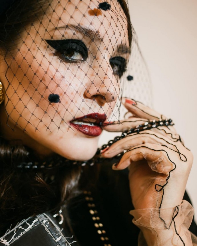 Глафира Тарханова нацепила сетку с цепями на лицо для рокового образа
