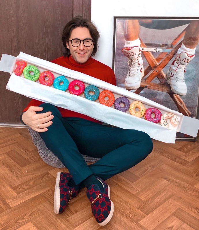 "Спасибо за 8000 калорий": Андрей Малахов полакомился цветными пончиками
