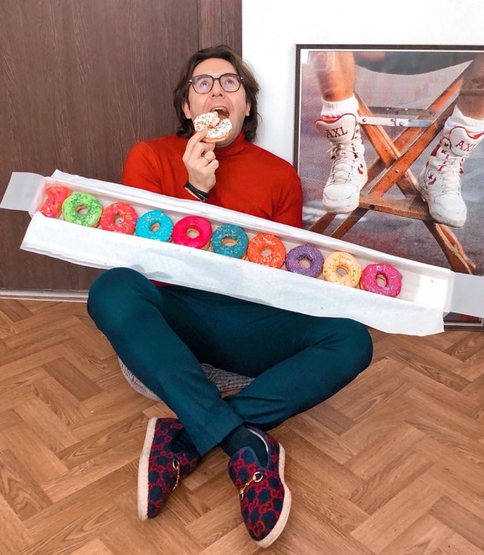 "Спасибо за 8000 калорий": Андрей Малахов полакомился цветными пончиками