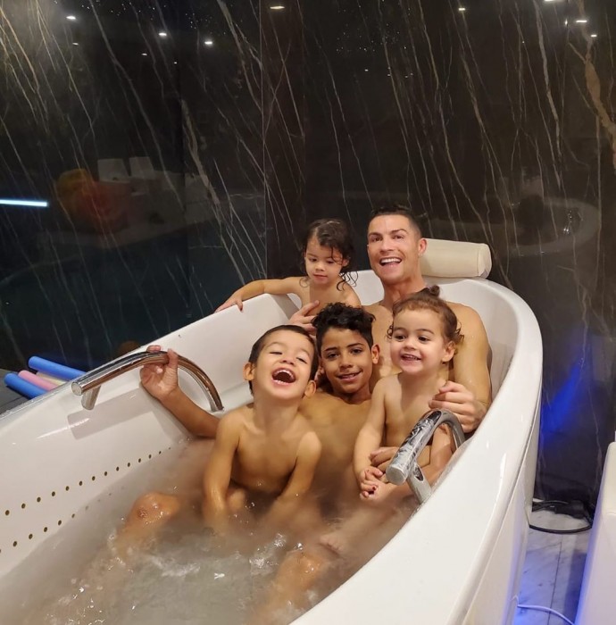 "С моими крошками": Криштиану Роналду поделился фотографией в ванне