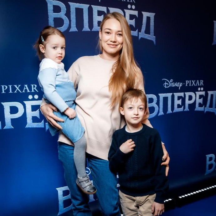 "Без вас мы бы не справились": Оксана Акиньшина опубликовала фото с дочкой, сыном и поблагодарила детского хирурга за работу