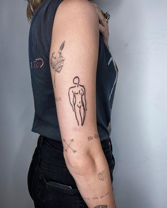 "Веди меня в танце": Майли Сайрус показала новую татуировку с обнаженной женщиной