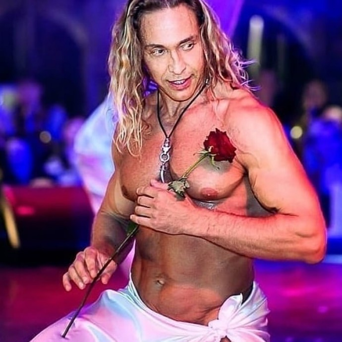 Тарзан устроил развратное шоу на глазах у Наташи Королевой