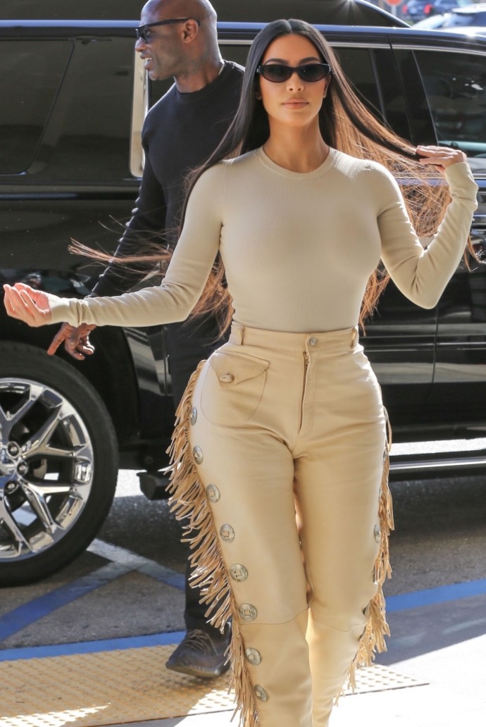 Папарацци сделали фото Ким Кардашьян в забавных брюках с бахромой
