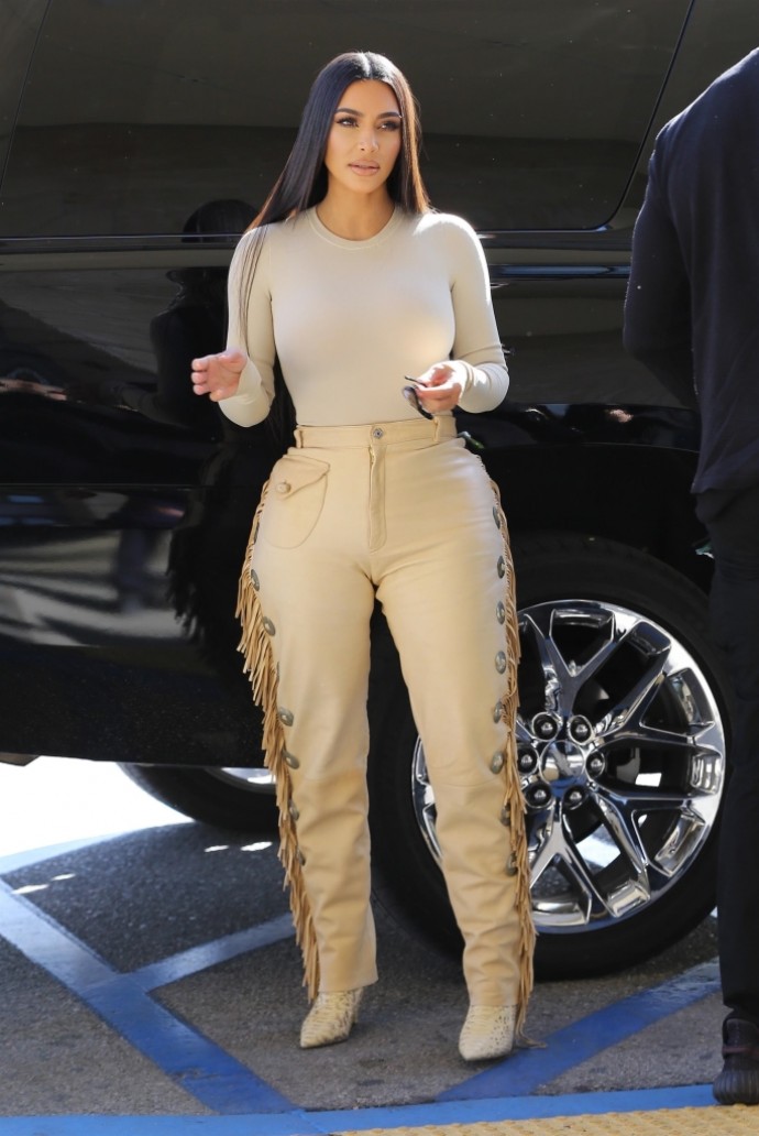 Папарацци сделали фото Ким Кардашьян в забавных брюках с бахромой