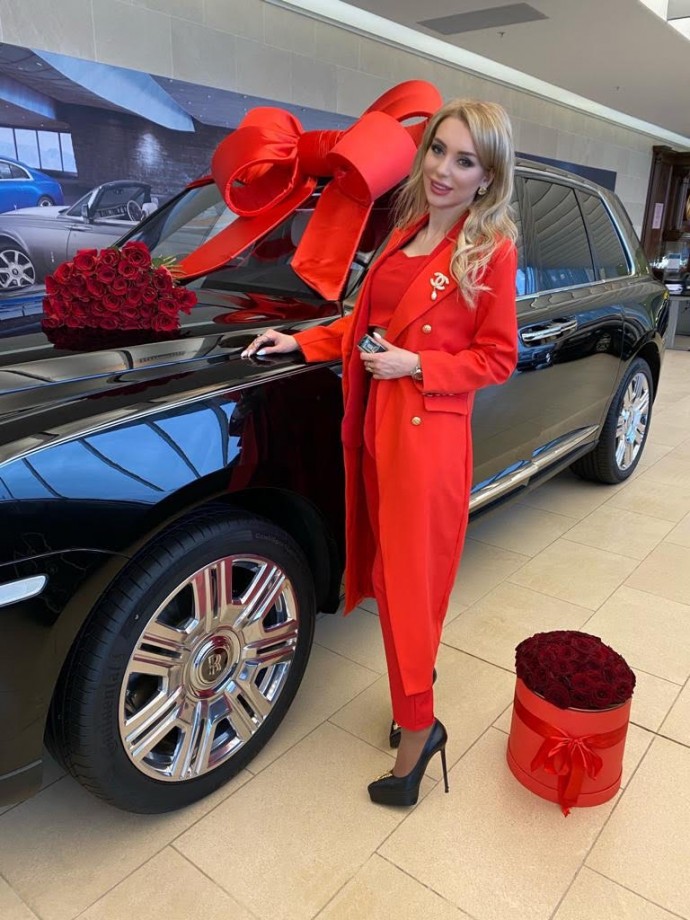 "Королева России" Элина Воронцова получила Rolls Royce на 8 марта