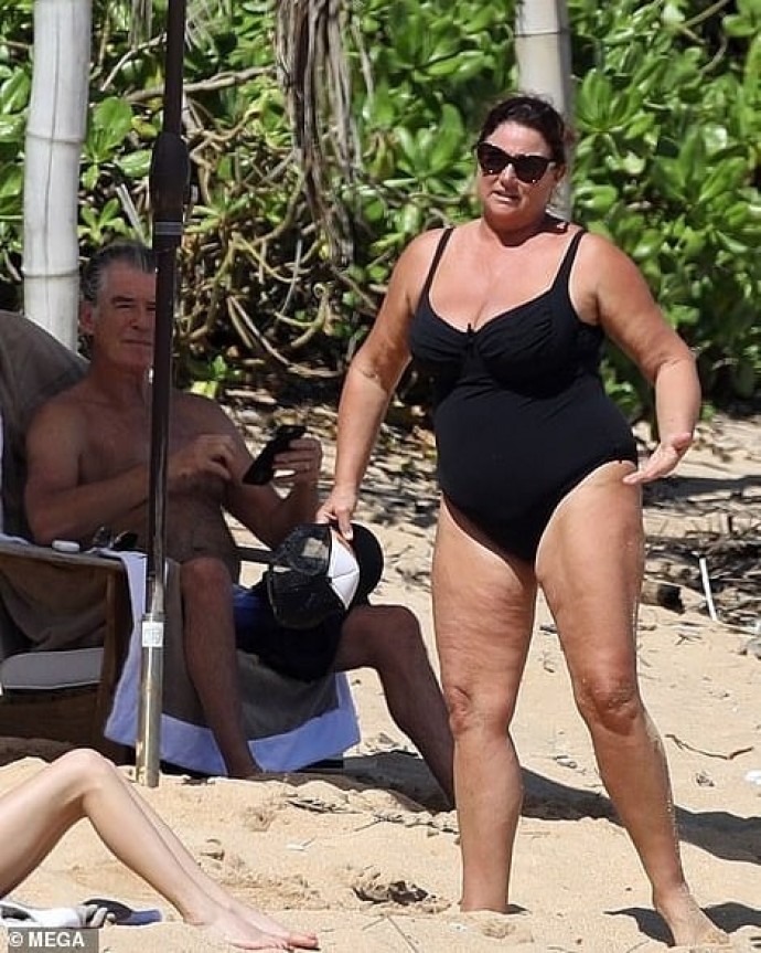 Папарацци сделали новые фото Пирса Броснана с женой на отдыхе у моря.