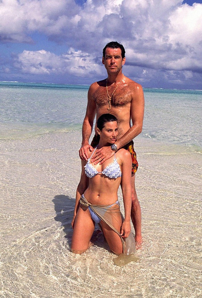 Папарацци сделали новые фото Пирса Броснана с женой на отдыхе у моря