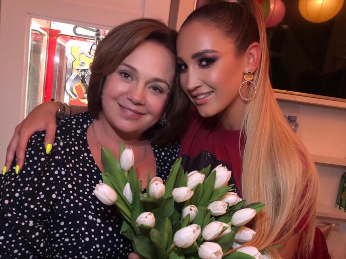 «Моя мамуля»: Ольга Бузова трогательно поздравила маму с днём рождения