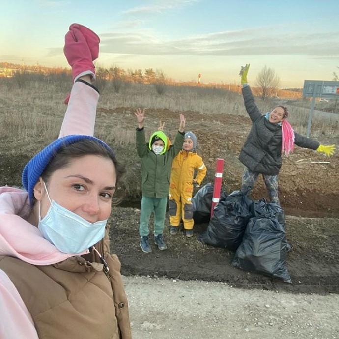 Агата Муцениеце убрала мусор вдоль дороги