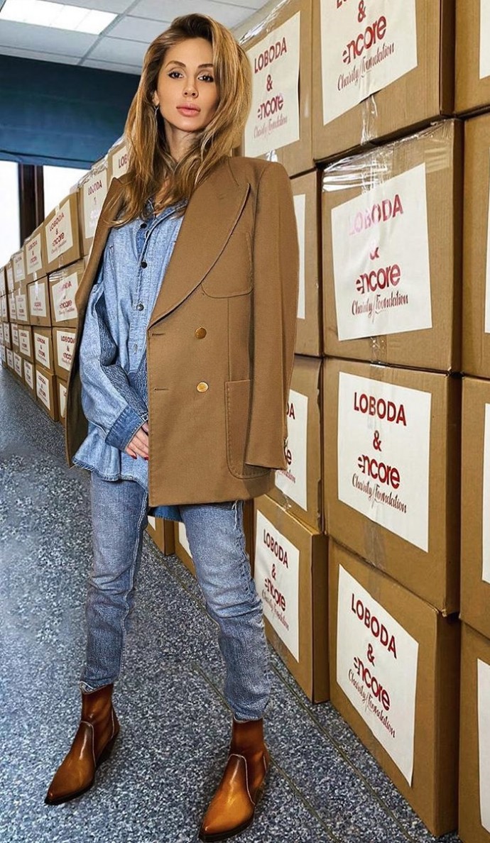 Светлана Лобода надела стильные "казаки" и джинсовый комплект
