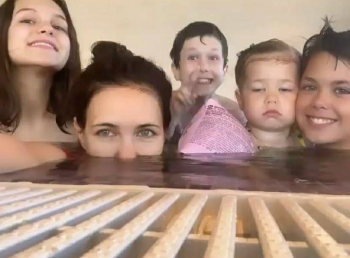 Екатерина Климова показала стройные ножки в коротком платье