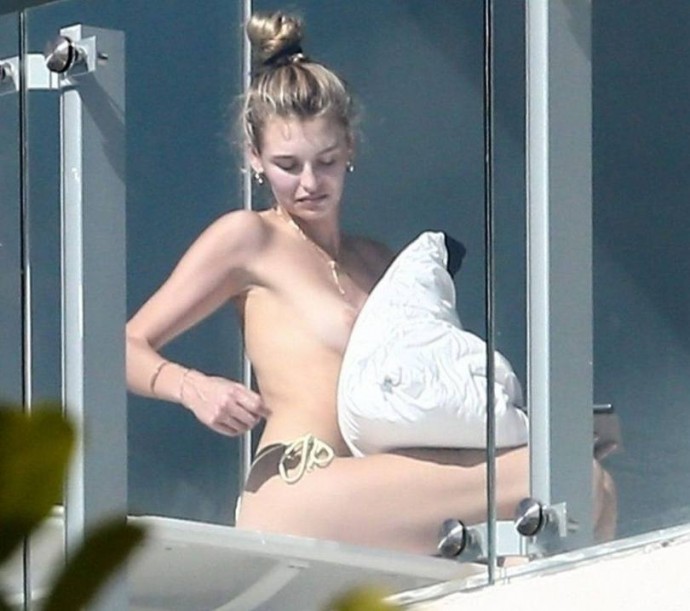 Папарацци подловили модель Victoria's Secret Роузмарайн Де Кок, загорающей топлес Папарацци подловили модель Victoria's Secret Роузмарайн Де Кок, загорающей топлес