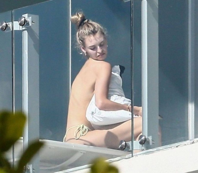 Папарацци подловили модель Victoria's Secret Роузмарайн Де Кок, загорающей топлес Папарацци подловили модель Victoria's Secret Роузмарайн Де Кок, загорающей топлес