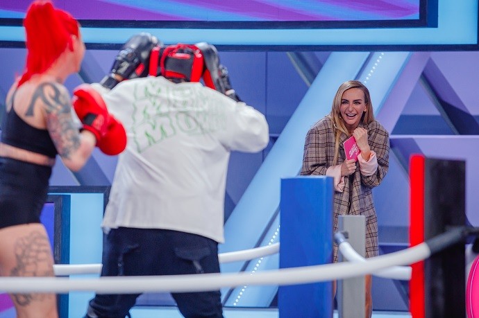 Екатерина Варнава надела на съёмки своего шоу очень короткое платье