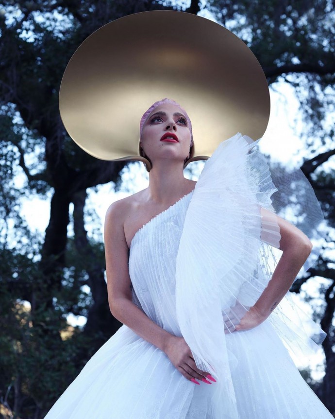 Леди Гага без бюстгальтера позировала для обложки глянцевого журнала