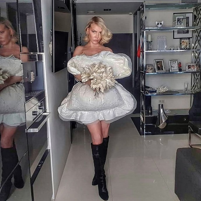 "Шикарная!": Маша Малиновская примерила образ невесты из "спального" гардероба