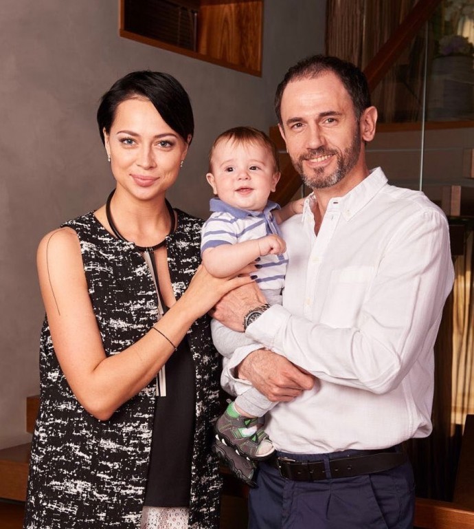 Настасья Самбурская неожиданно опубликовала фото с ребёнком и бородатым мужчиной