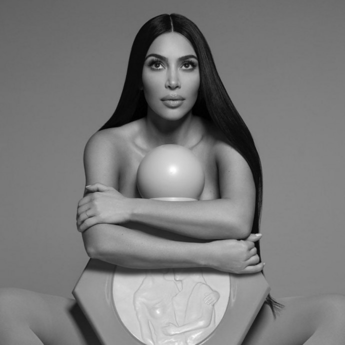 Ким Кардашьян выпустила рекламу, прикрыв голое тело флакончиком духов