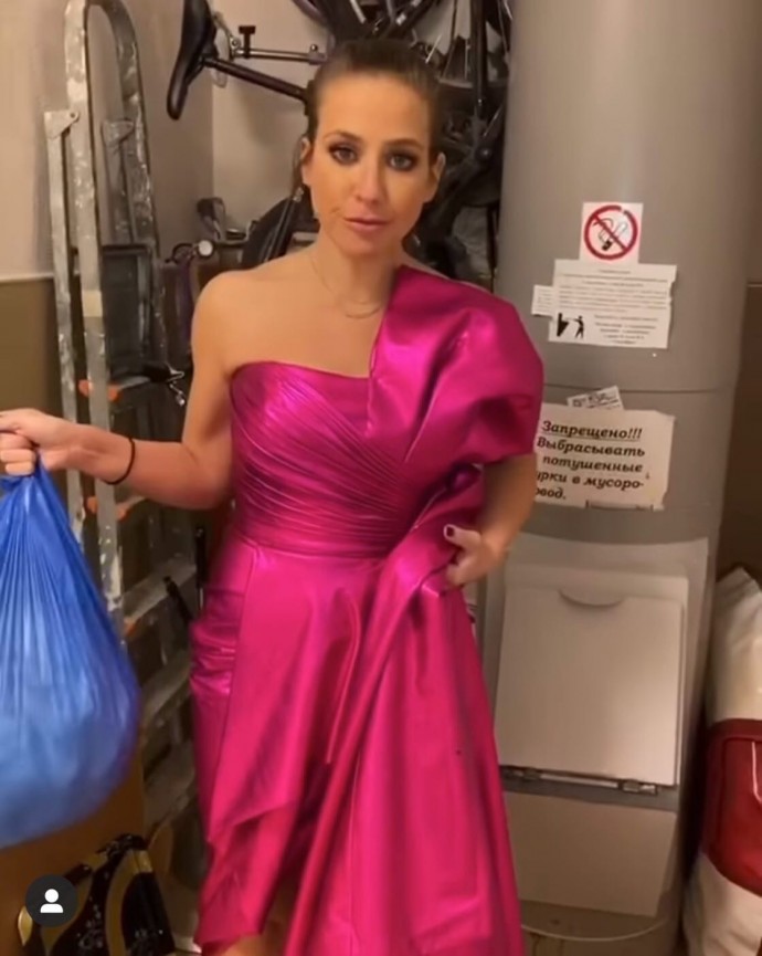 Юлия Барановская отправилась выносить мусор в вечернем платье
