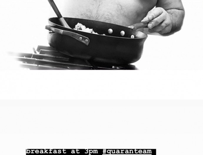 Дарина Эрвин показала, как голый Александр Цекало готовит для нее завтрак