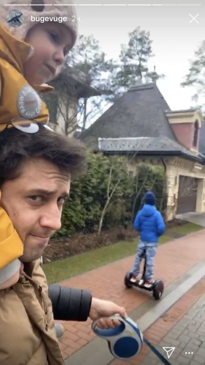 Агата Муцениеце опубликовала нежное фото с Прилучным, а он прогулялся по даче с детьми