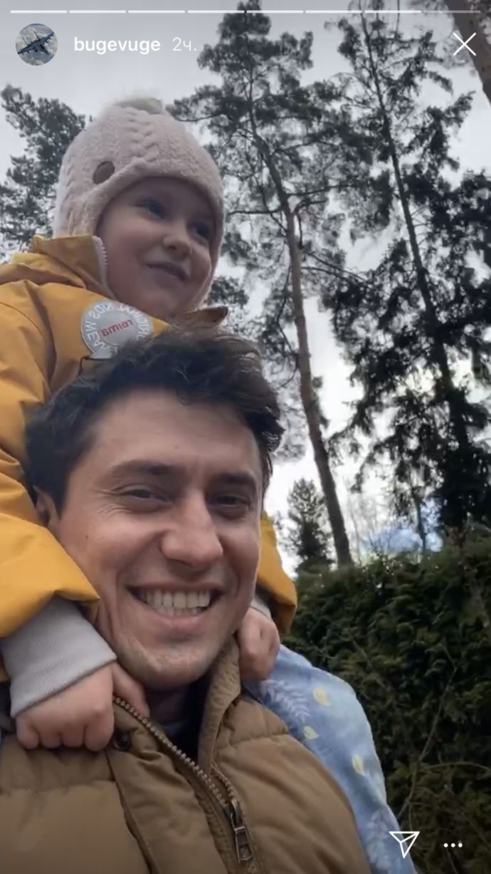 Агата Муцениеце опубликовала нежное фото с Прилучным, а он прогулялся по даче с детьми