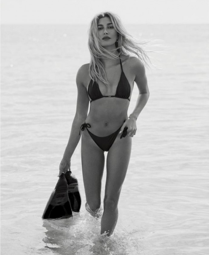 Хейли Болдуин в бикини снялась в пляжной фотосессии