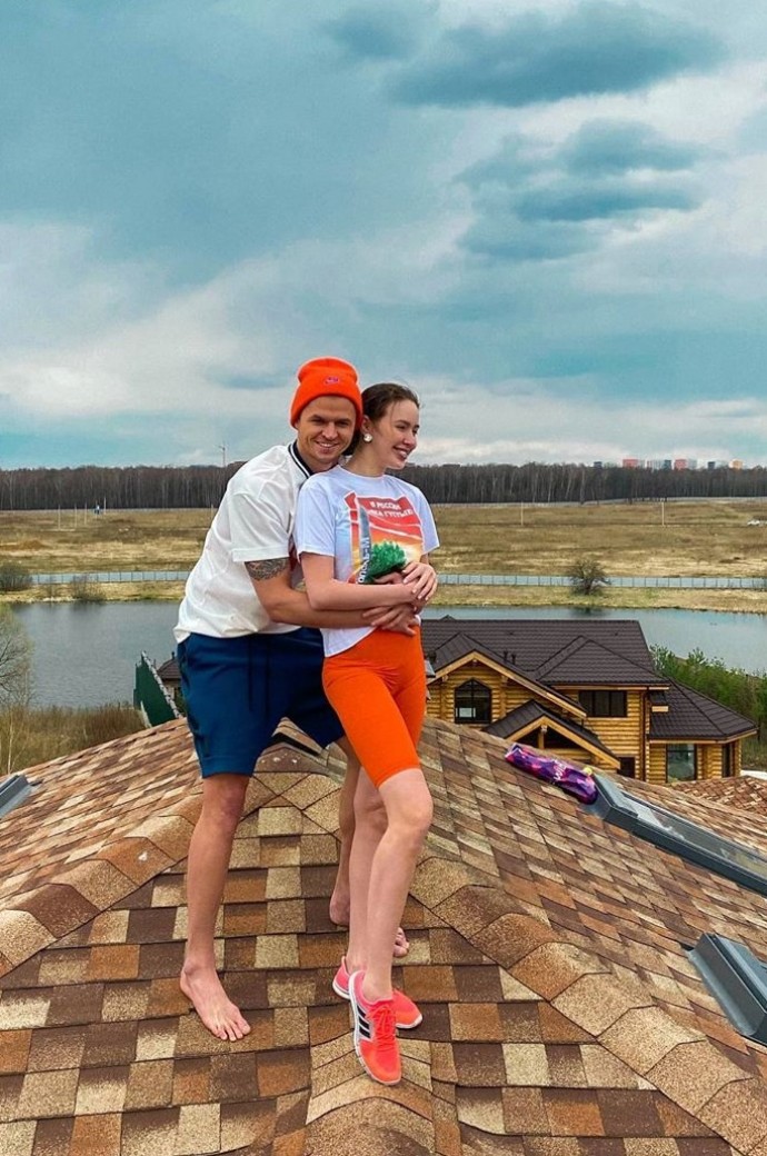 Рейтинг дня: Дмитрий Тарасов и Анастасия Костенко в оранжевых велосипедках забрались на крышу