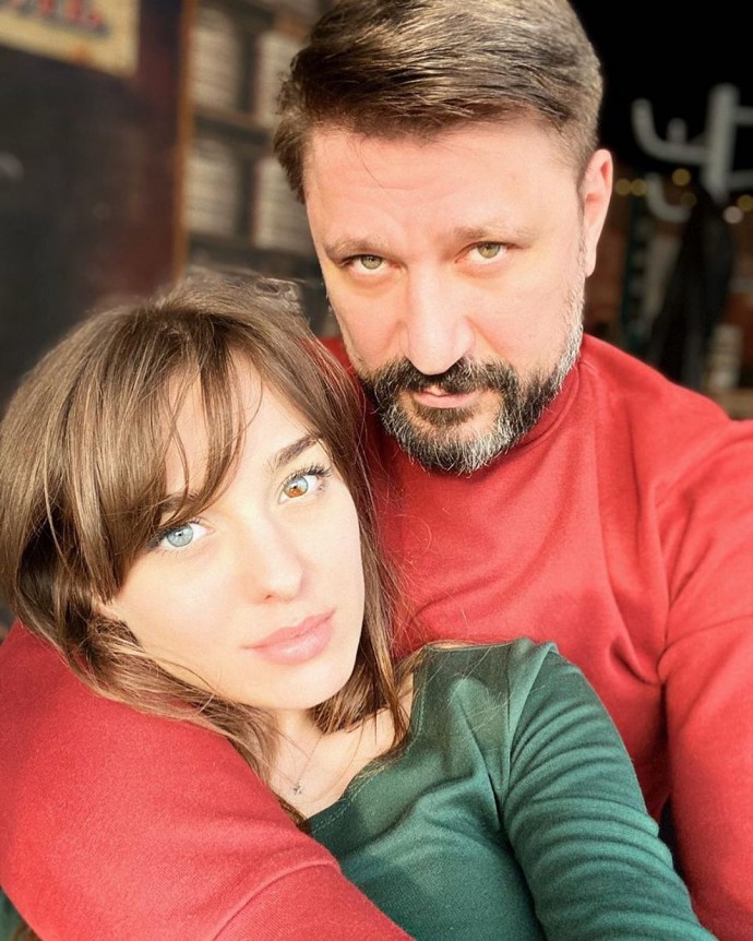45-летний Виктор Логинов показал новую 21-летнюю возлюбленную