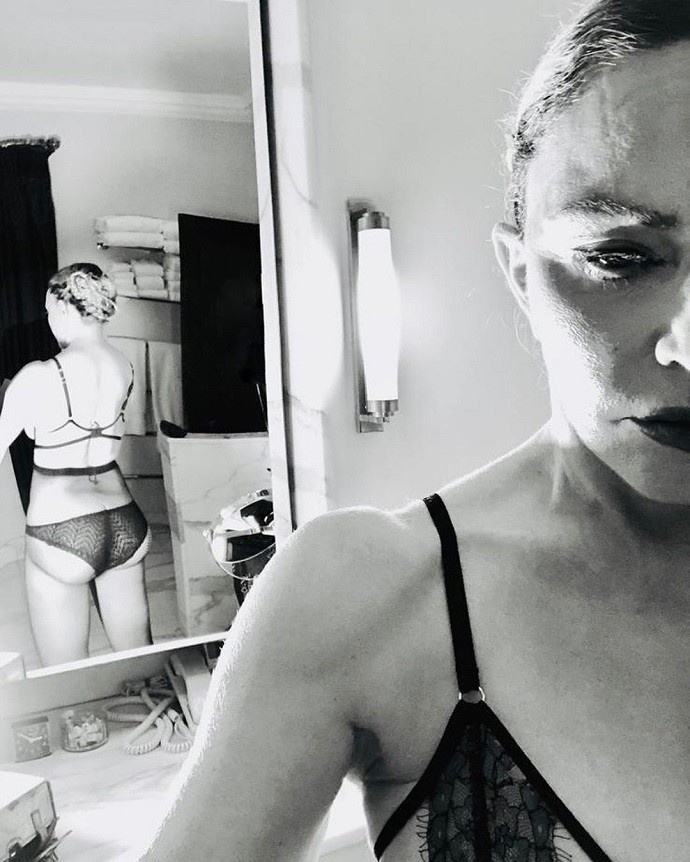 Мадонна опубликовала свое фото в прозрачном белье