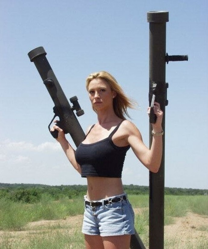 Топ-10 опасных девушек с оружием