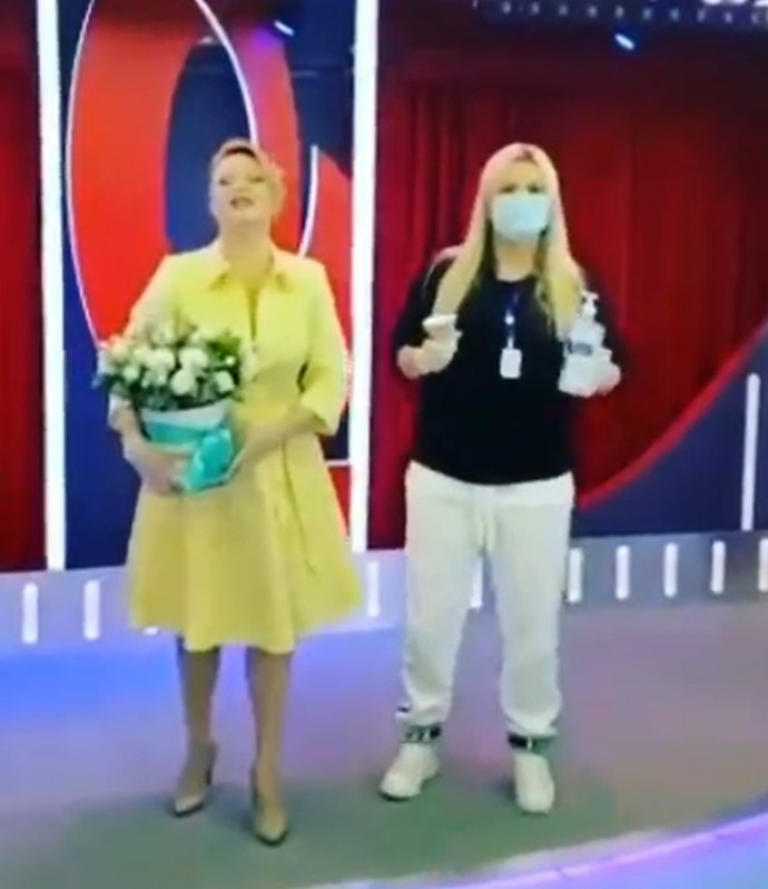 Алла Довлатова показала Анну Семенович без фотошопа в полный рост