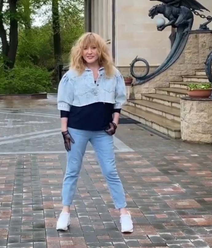 Алла Пугачёва в облегающих джинсах и белых кедиках продемонстрировала "летящую походку"