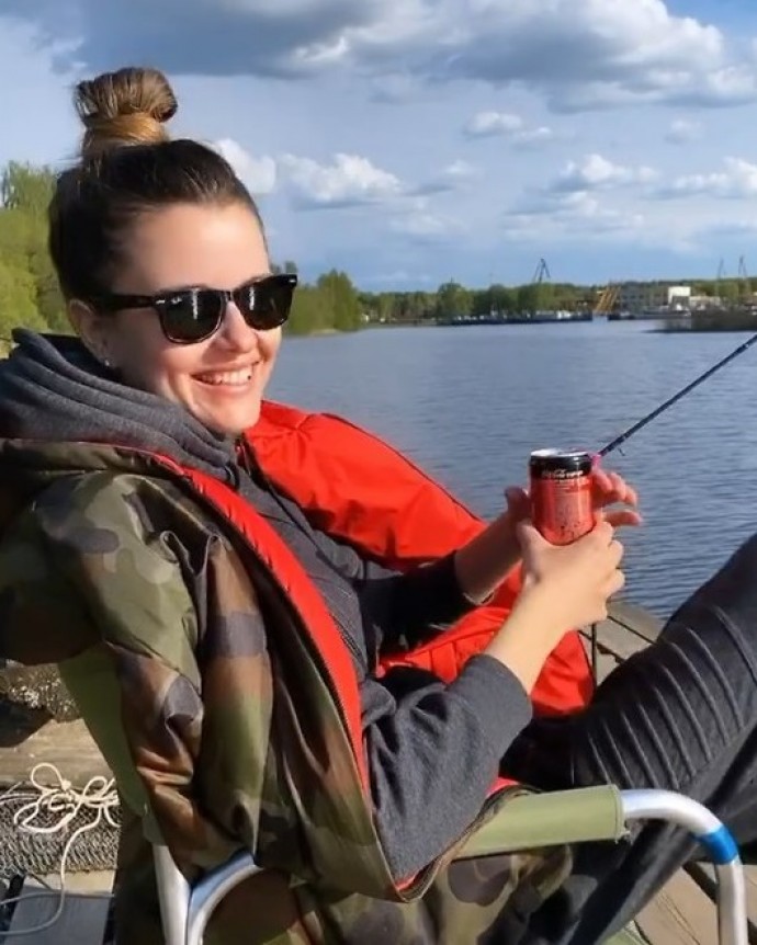 Обросший Андрей Чадов отправился на рыбалку вместе с невестой