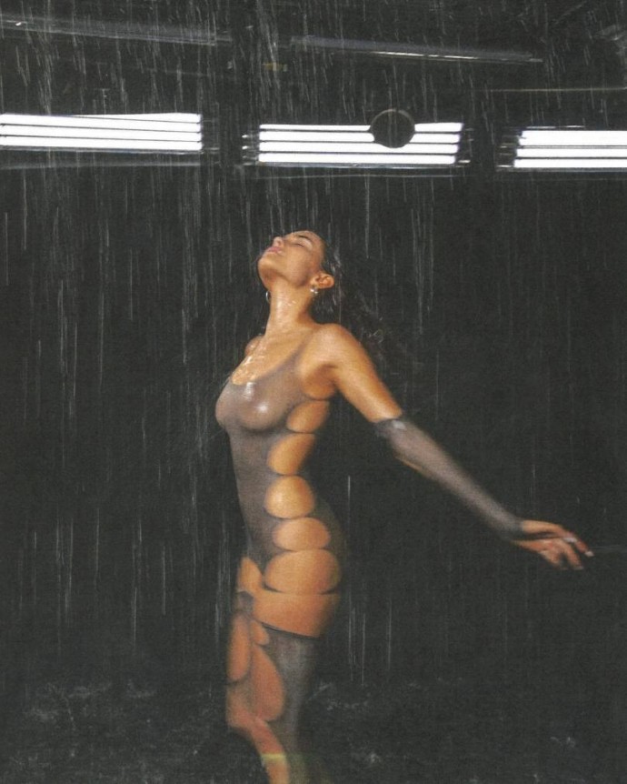 Мэдисон Бир прорекламировала альбом, прикрыв голое тело прозрачным боди
