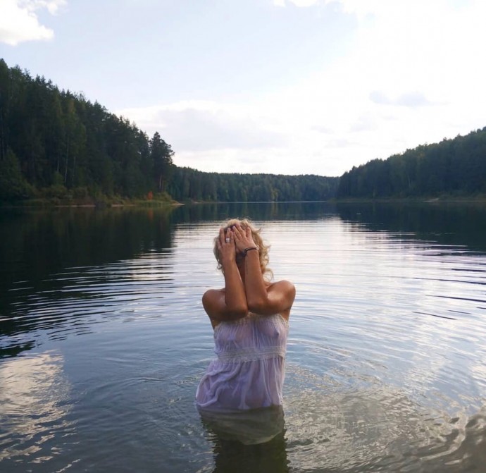 Рита Дакота и еще девять девушек, которые разделись в воде