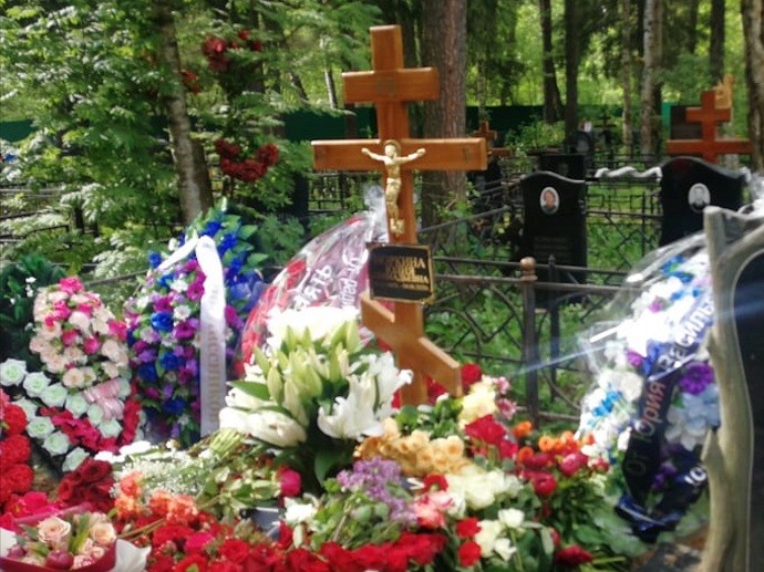 Андрей Норкин попросил не фотографировать церемонию прощания и похороны Юлии