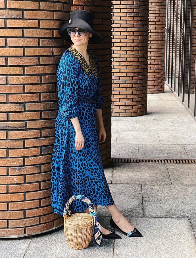 Рейтинг дня: Татьяна Брухунова устроила променад в шляпе и леопардовом платье синего цвета