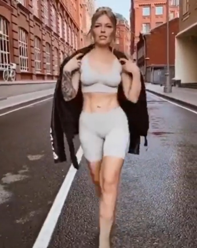 Рейтинг дня: Рита Дакота прогулялась по улицам города в топе и велосипедках