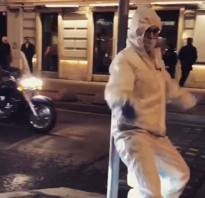 Ксения Собчак в защитном костюме исполнила танец на шесте на оживлённой улице Москвы