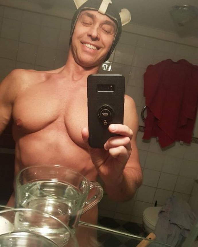 Сергей Глушко (Тарзан) опубликовал фото, на котором позирует голым