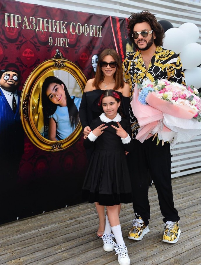 Рейтинг дня: Ани Лорак в чёрном платье с открытыми плечами устроила дочери роскошный праздник