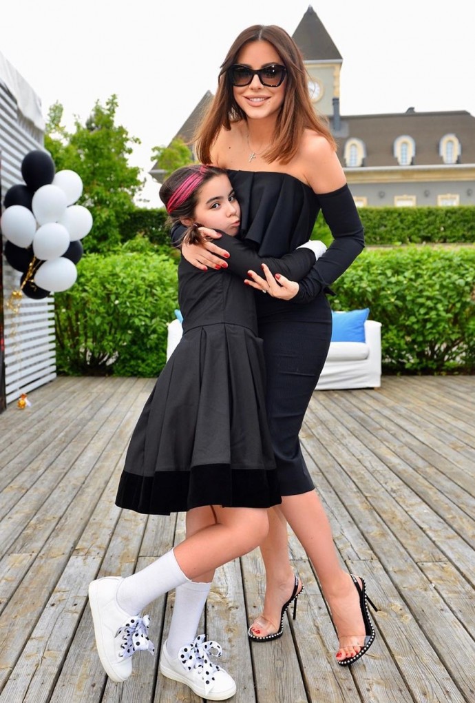 Рейтинг дня: Ани Лорак в чёрном платье с открытыми плечами устроила дочери роскошный праздник