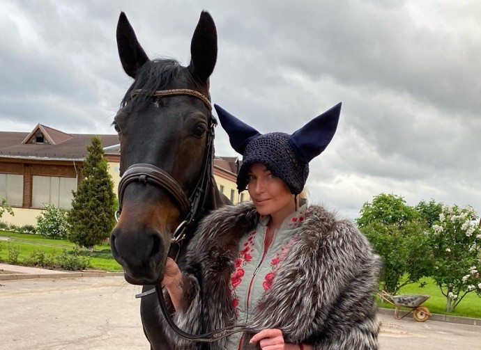Анастасия Волочкова сделала шпагат на коне и примерила чехлы для ушей лошади