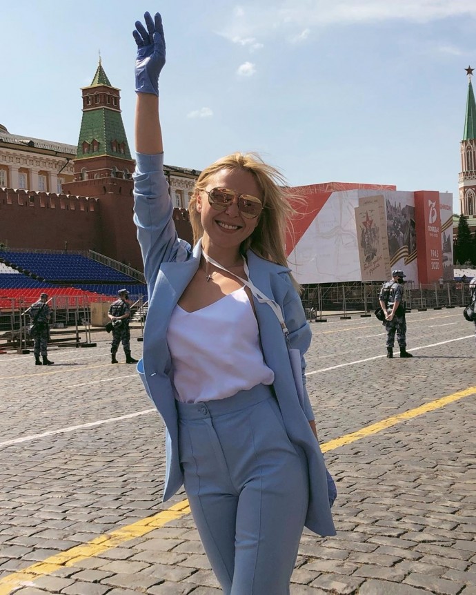 Развод пошел на пользу: поклонники оценили похорошевшую Пелагею Развод пошел на пользу: поклонники оценили похорошевшую Пелагею