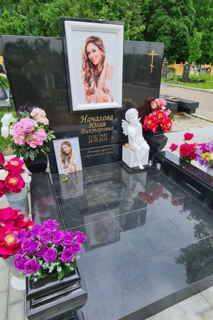 Семья Юлии Началовой установила памятник на ее могиле